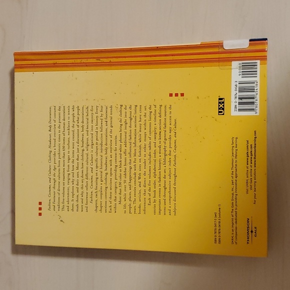 Fashion, Costume, and Culture Volume 1:  The Ancient World - Picture 2 of 2